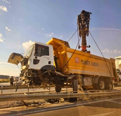 Hafriyat kamyonu ref&uuml;je girdi, trafik fel&ccedil; oldu
