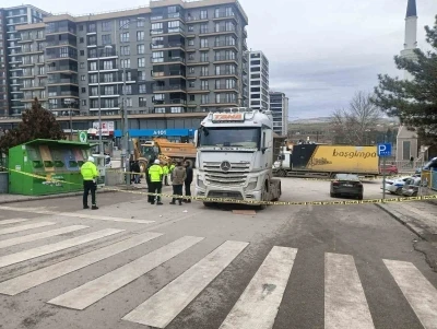 Hafriyat kamyonunun &uuml;zerinden ge&ccedil;tiği kadın ağır yaralandı
