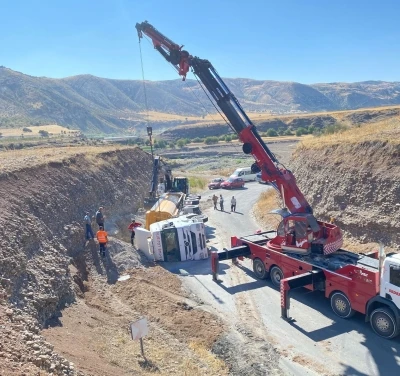 Hafriyat yüklü kamyon devrildi: 1 yaralı
