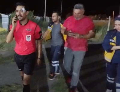 Hakem kırmızı kart gösterdi, futbolcu yumrukladı
