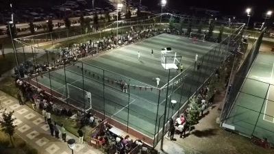 Hakemin kararına tepki gösteren taraftarlar saha kapısına akın etti
