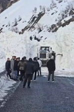 Hakk&acirc;ri-Van ve Şırnak yolunda &ccedil;ığ alarmı