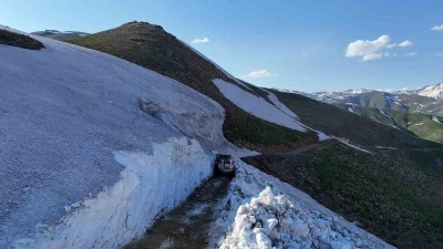 Hakkari&rsquo;de 5 metreyi bulan karda yayla yolları a&ccedil;ılıyor
