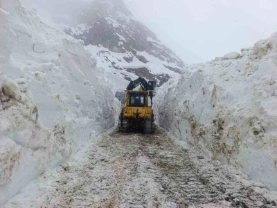 Hakkari&rsquo;de 56 yerleşim yerinin yolu ulaşıma kapandı
