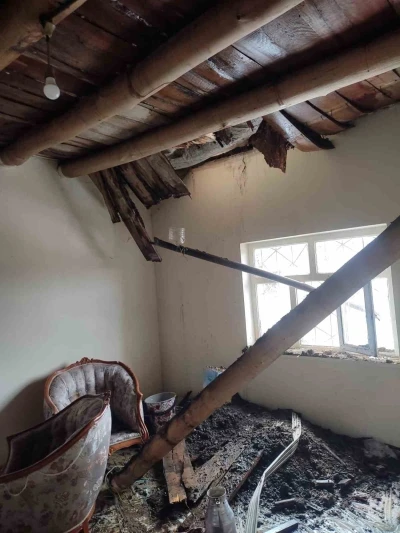 Hakkari&rsquo;de 6 kişilik ailenin evi &ccedil;&ouml;kt&uuml;
