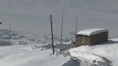 Hakkari&rsquo;de 68 yerleşim yerinin yolu kapandı
