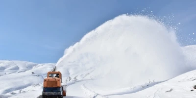Hakkari&rsquo;de 74 yerleşim yerinin yolu ulaşıma kapandı

