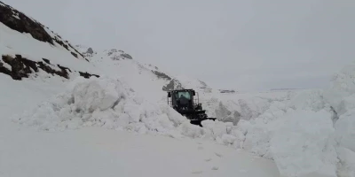 Hakkari&rsquo;de 79 yerleşim yerinin yolu ulaşıma kapandı
