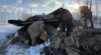 Hakkari&rsquo;de ahırın &ccedil;atısı &ccedil;&ouml;kt&uuml;: 2 hayvan telef oldu
