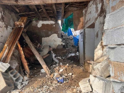 Hakkari&rsquo;de bir evin &uuml;zerine kaya d&uuml;şt&uuml;
