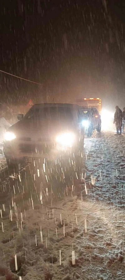 Hakkari&rsquo;de &ccedil;ığ d&uuml;şt&uuml;: &Ccedil;ok sayıda ara&ccedil; yolda mahsur kaldı

