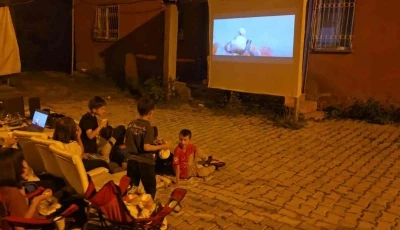 Hakkari&rsquo;de dev ekranda sinema keyfi
