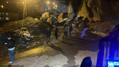 Hakkari&rsquo;de dev kayalar mahalle yoluna d&uuml;şt&uuml;
