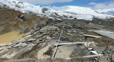 Hakkari&rsquo;de heyelan: Tesis b&uuml;y&uuml;k hasar g&ouml;rd&uuml;, kara yolunda dev yarıklar oluştu
