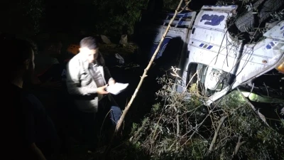 Hakkari’de kamyonet şarampole yuvarlandı: 2 yaralı
