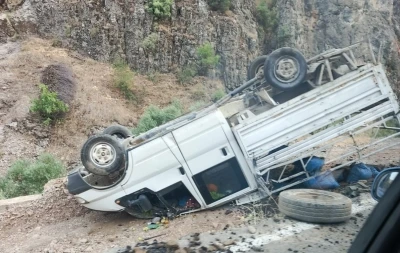 Hakkari’de kamyonet takla attı: 2 yaralı
