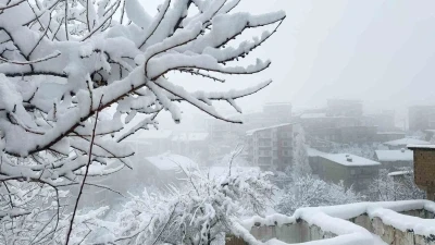 Hakkari&rsquo;de kar afeti: Ekipler aralıksız &ccedil;alışıyor

