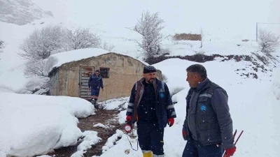 Hakkari&rsquo;de kar altında su deposu kontrol&uuml;
