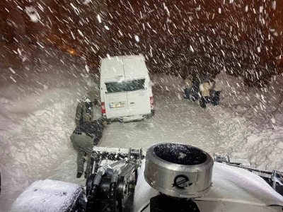 Hakkari&rsquo;de kar ve tipide mahsur kalan minib&uuml;s kurtarıldı

