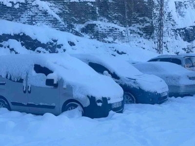 Hakkari&rsquo;de kar yağışı yerini dondurucu soğuklara bıraktı

