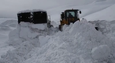 Hakkari&rsquo;de karla m&uuml;cadele: 143 yerleşim yerinin yolu ulaşıma a&ccedil;ıldı
