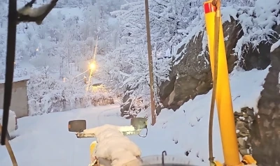 Hakkari’de karla mücadele ekibi gece kar mesaisinde
