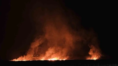 Hakkari’de kuş cenneti Nehil Sazlığı’ndaki yangın köyleri tehdit ediyor
