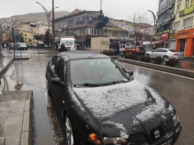 Hakkari’de merkezde yağmur, yüksek kesimlerde kar etkili oldu
