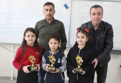 Hakkari&rsquo;de &ouml;ğrencilerin başarısı kupayla ta&ccedil;landı
