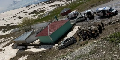 Hakkari&rsquo;de şarampole yuvarlanan ara&ccedil;ta 4 kişi yaralandı
