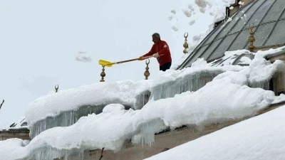 Hakkari&rsquo;de tehlike sa&ccedil;an caminin &ccedil;atısı kardan temizlendi
