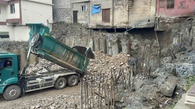 Hakkari&rsquo;de TSM binasının fore kazıkları devrildi, iki bina askıda kaldı
