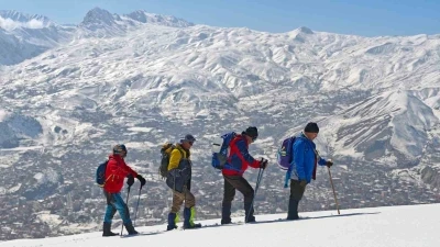 Hakkari&rsquo;de Vatan Tepesi&rsquo;ne zorlu kış tırmanışı
