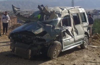 Hakkari’de virajı alamayan otomobil devrildi: 1’i ağır 4 yaralı
