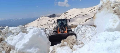 Hakkari&rsquo;de yaz g&uuml;n&uuml; karla m&uuml;cadele devam ediyor
