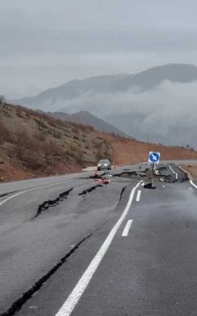 Hakkari&rsquo;de yeni yapılan sınır yolu &ccedil;&ouml;kmeye başladı

