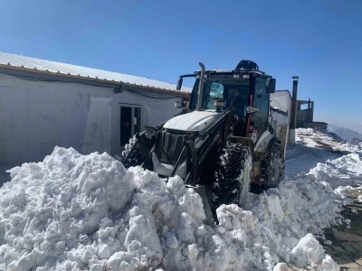 Hakkari’deki üs bölgesinde karla mücadele çalışması
