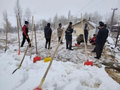 Hakkari Durankaya&rsquo;da ahır &ccedil;&ouml;kt&uuml; 5 hayvan telef oldu
