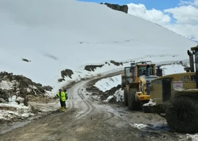 Hakkari İl &Ouml;zel İdaresi ekipleri geceyi yolda ge&ccedil;irdi
