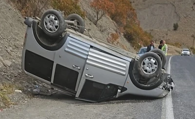Hakkari karayolunda trafik kazası: 2 yaralı
