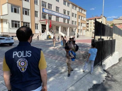 Hakkari polisi çocuklar için görev başında
