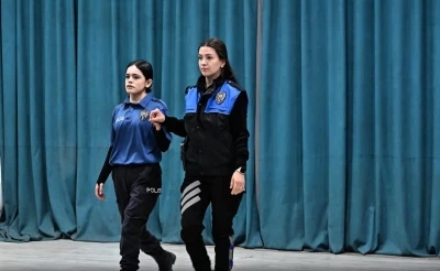 Hakkari polisinden kadın şiddetine karşı tiyatro ve sergi
