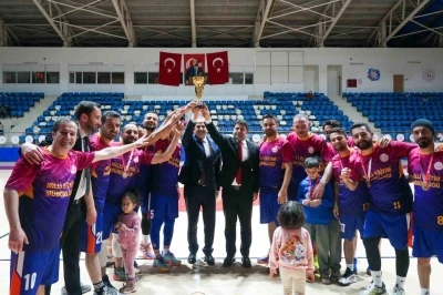 Hakkari şampiyonluk kupası Milli Eğitim M&uuml;d&uuml;rl&uuml;ğ&uuml;&rsquo;n&uuml;n
