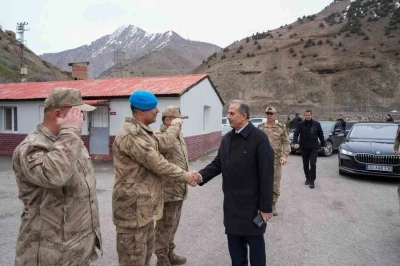 Hakkari Valisi&rsquo;nden jandarmaya moral ziyareti

