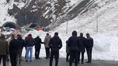 Hakkari-Van kara yoluna &ccedil;ığ d&uuml;şt&uuml;
