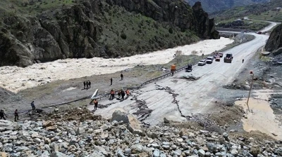 Hakkari-Van yolu trafiğe a&ccedil;ıldı
