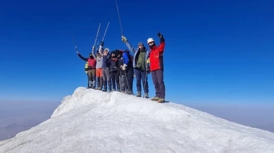 Hakkarili dağcılar rehberliğinde Ağrı Dağı’na zirve tırmanışı

