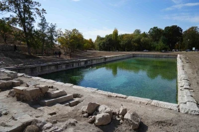 Hala kullanılan 1800 yıllık Roma havuzu çevresinde kazı çalışmaları 12 ay kesintisiz sürüyor
