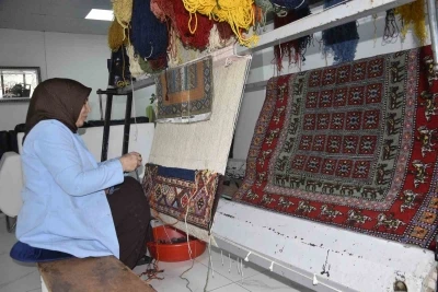 Halı kursuyla kadınlar g&uuml;&ccedil;leniyor

