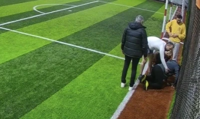 Halı saha ma&ccedil;ında kalbine yenik d&uuml;şt&uuml;: O anlar kamerada
